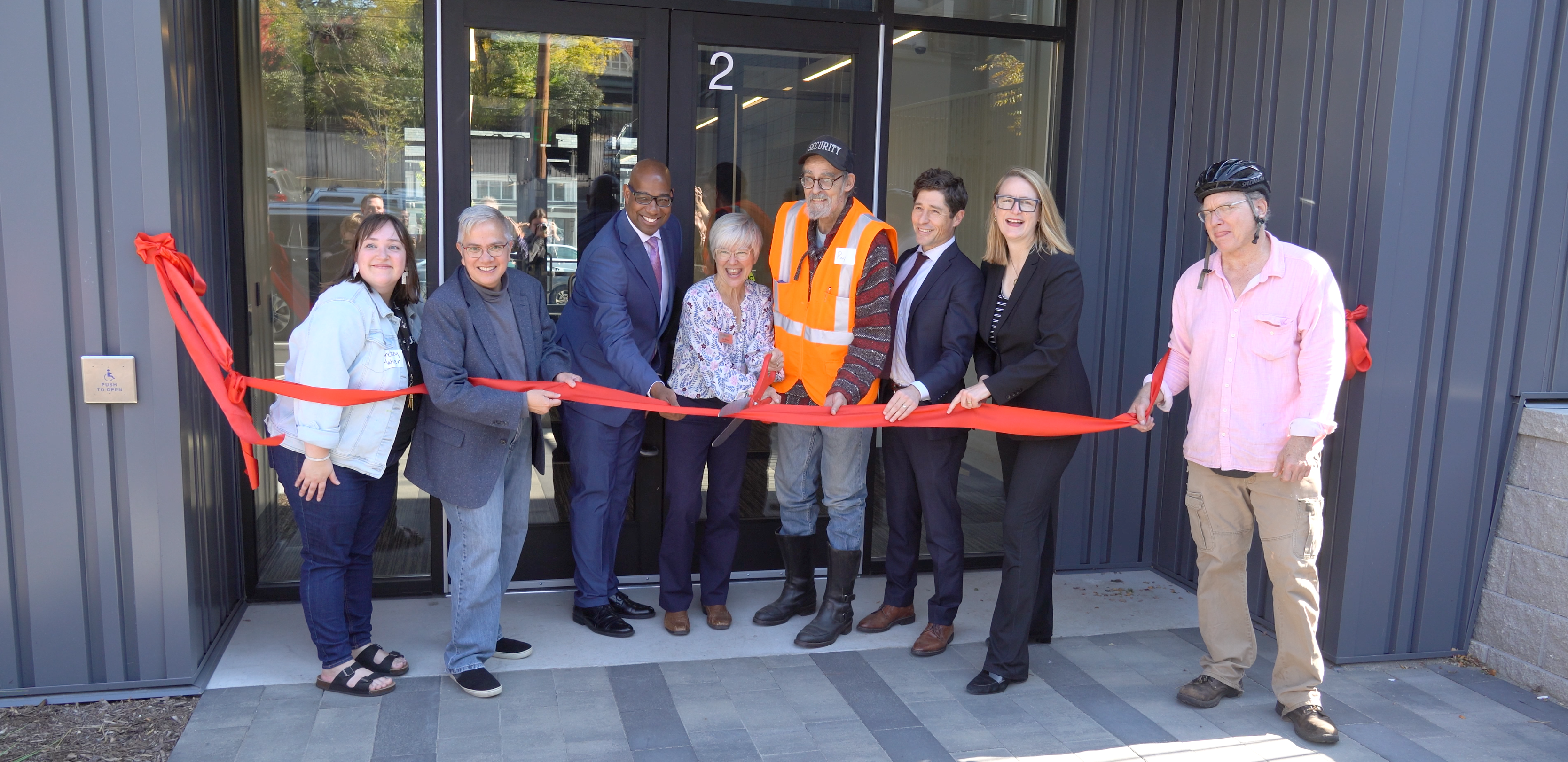 People_cutting_ribbon