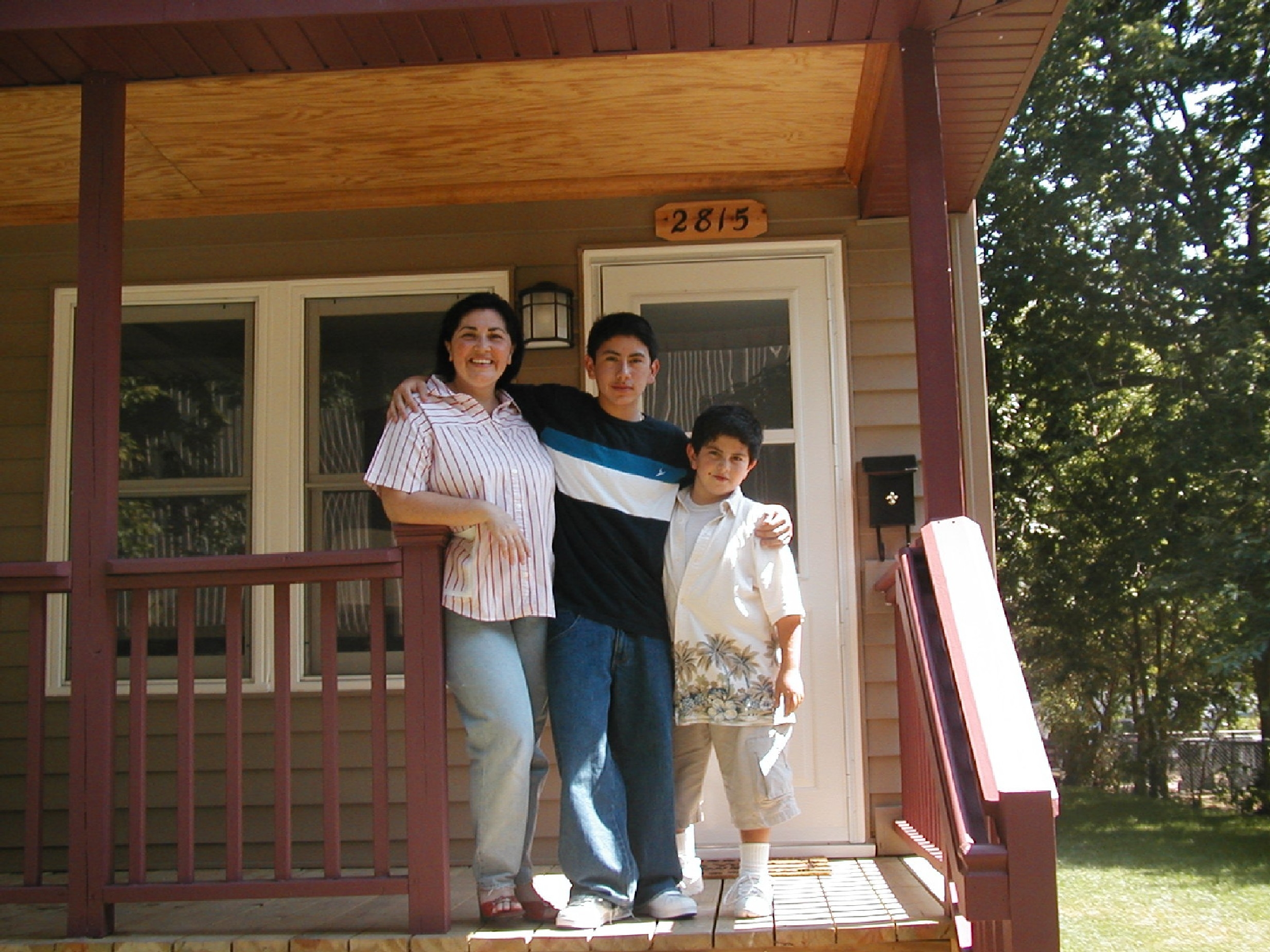Woman_and_two_kids_on_front_steps
